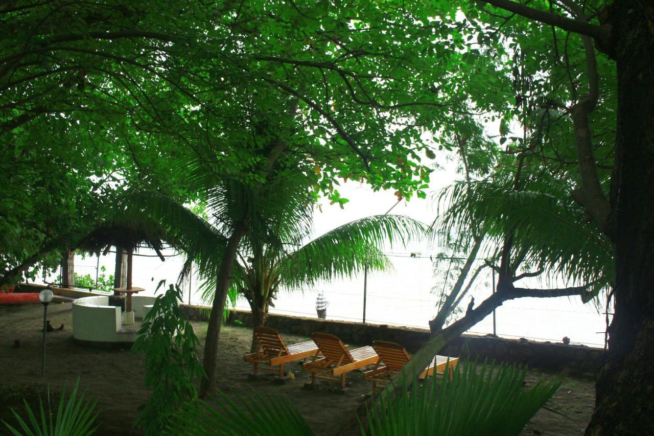 Fx72 Beach Resort Maumere Bagian luar foto