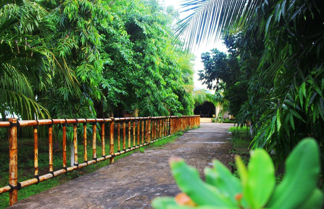 Fx72 Beach Resort Maumere Bagian luar foto