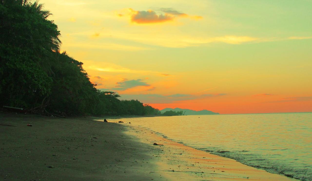 Fx72 Beach Resort Maumere Bagian luar foto
