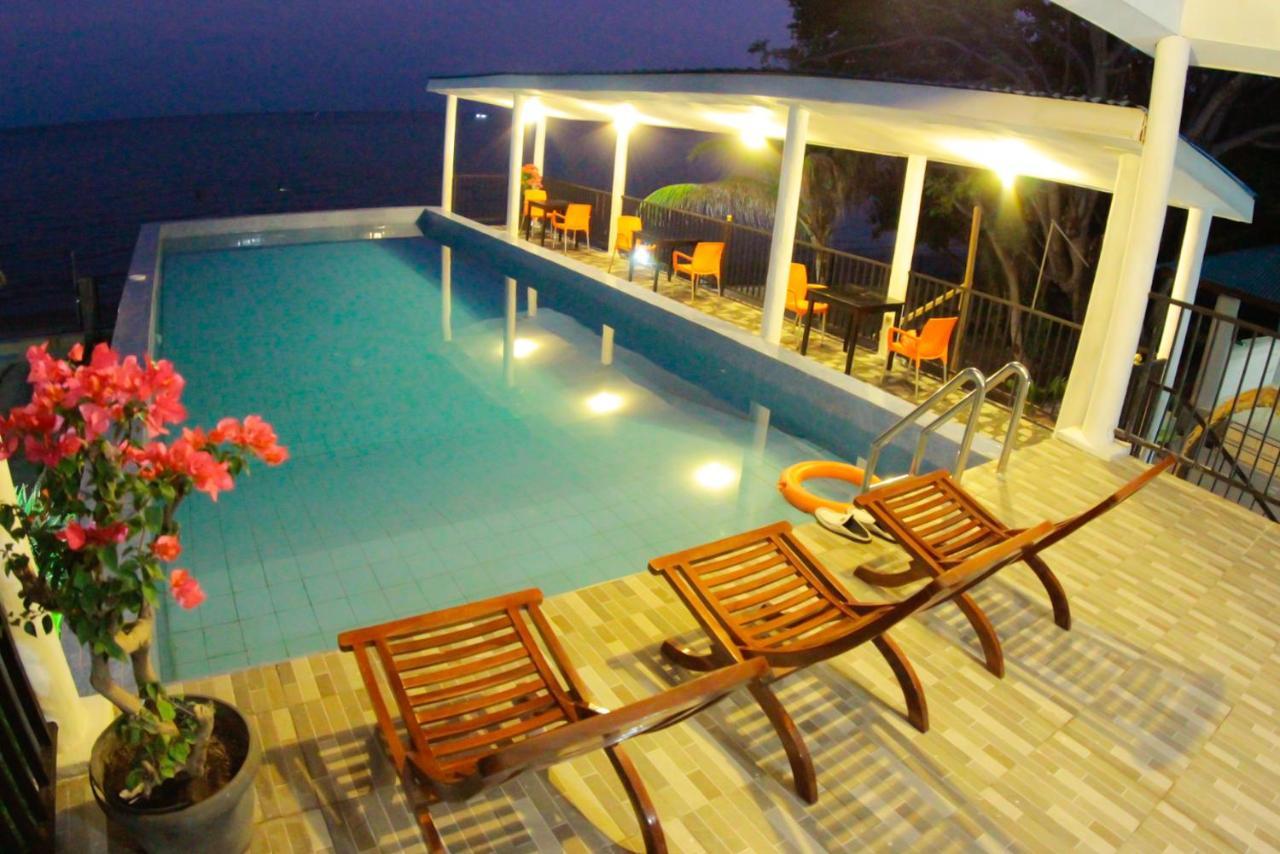 Fx72 Beach Resort Maumere Bagian luar foto