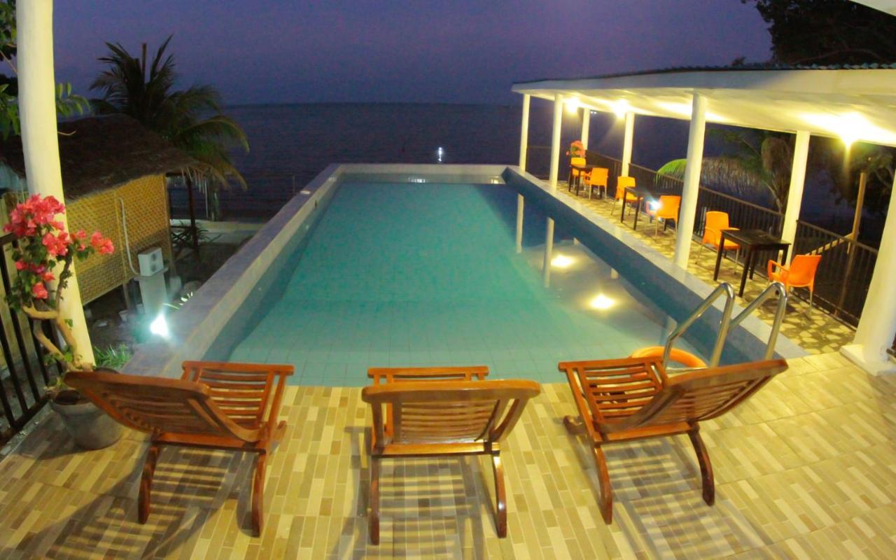 Fx72 Beach Resort Maumere Bagian luar foto