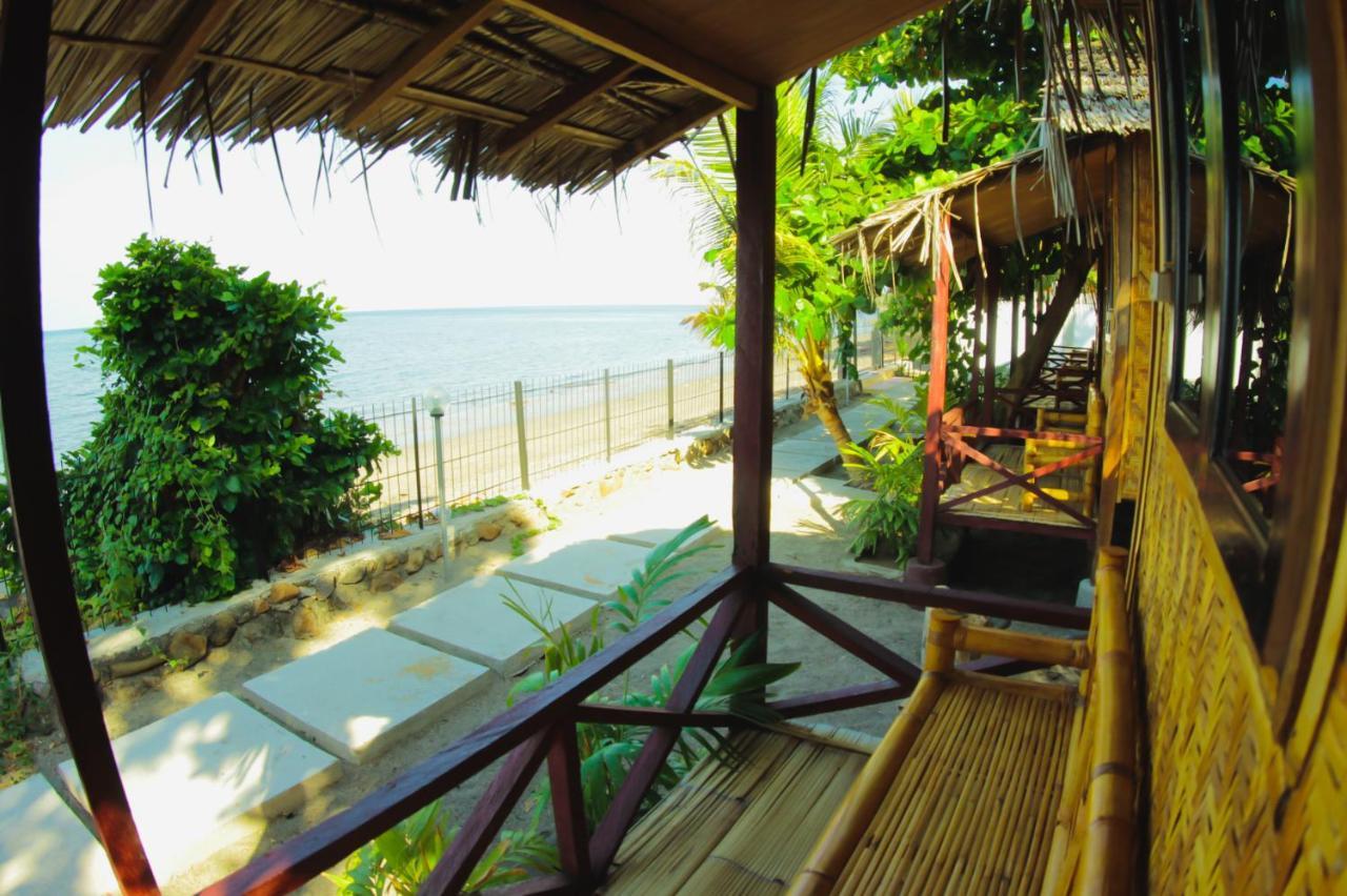 Fx72 Beach Resort Maumere Bagian luar foto