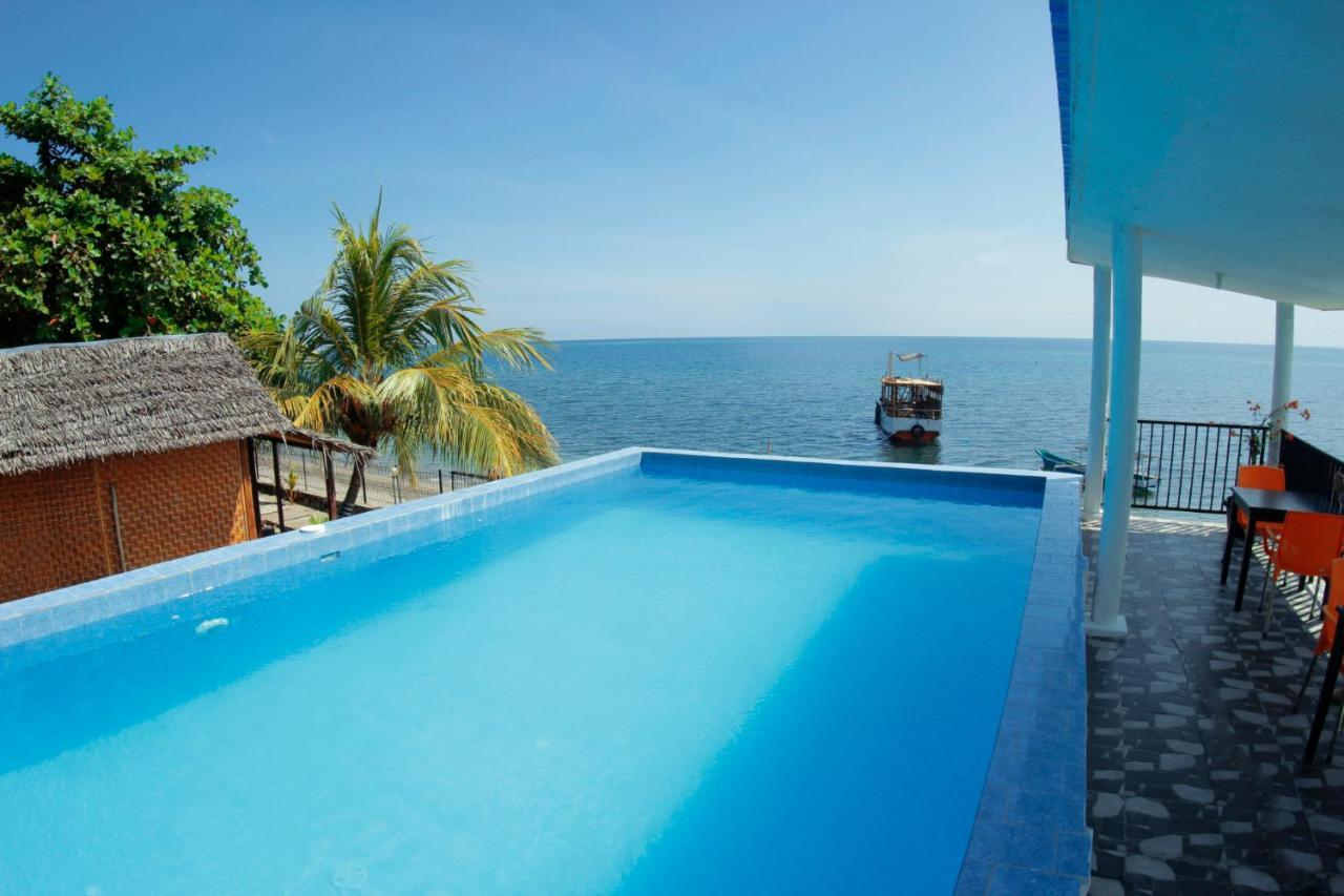 Fx72 Beach Resort Maumere Bagian luar foto