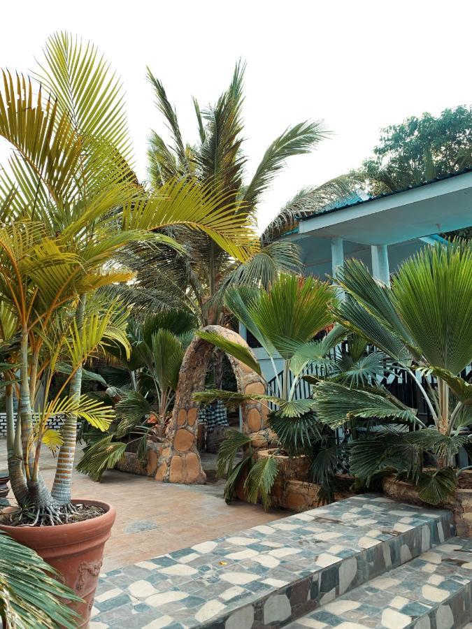Fx72 Beach Resort Maumere Bagian luar foto