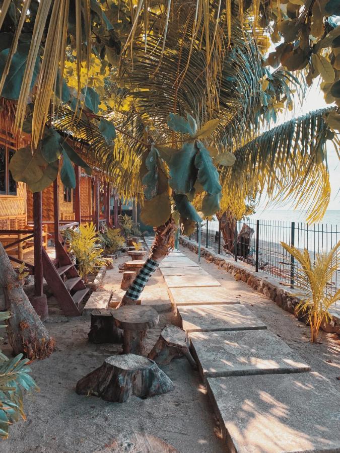 Fx72 Beach Resort Maumere Bagian luar foto